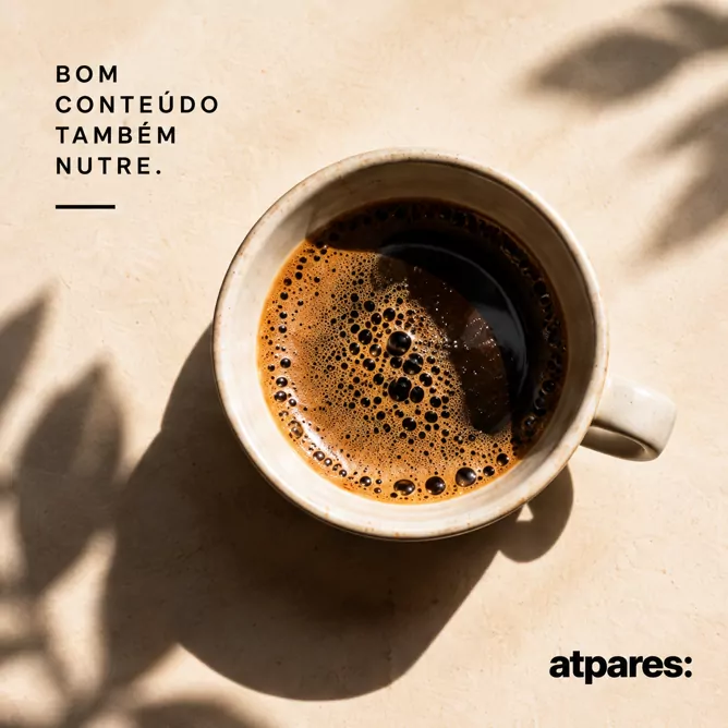 xícara de café vista de cima com a frase bom conteúdo também nutre